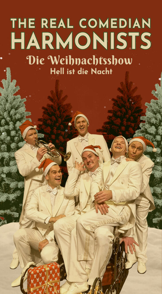 Männer in weiß vor einem Weihnachtsbaum