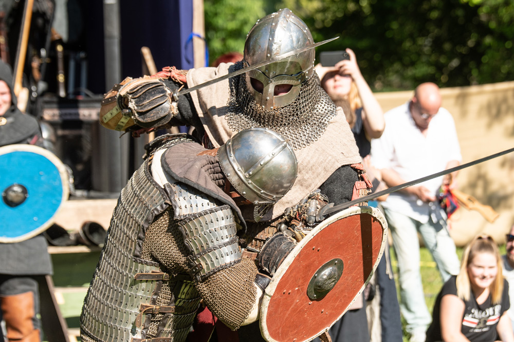 Ritter in Rüstung beim kampf