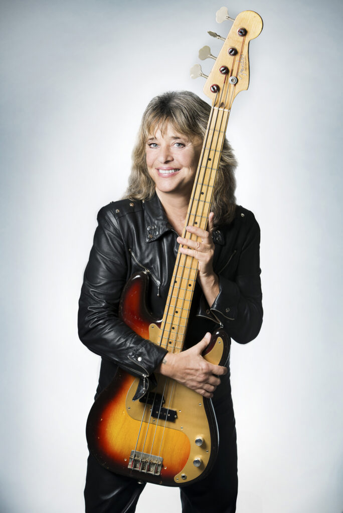 Suzi mit Gitarre vor weißer Wand