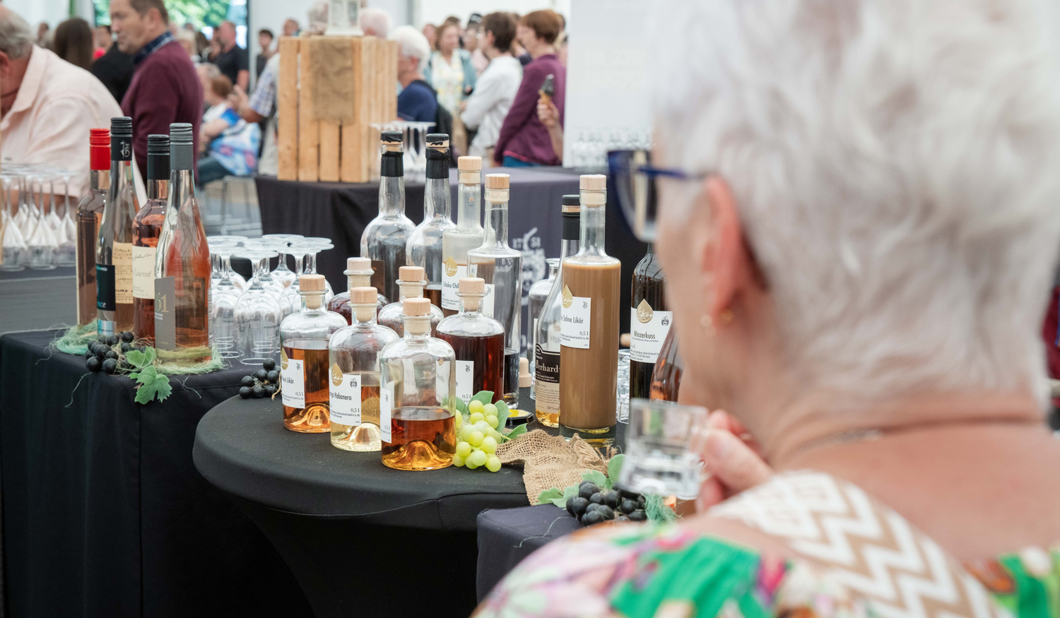 Dame vor Alkoholmessestand